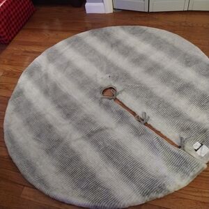 Mumbai Christmas Tree Skirt Platinum Faux Mink Fur Round Gorgeous Skirt 54"